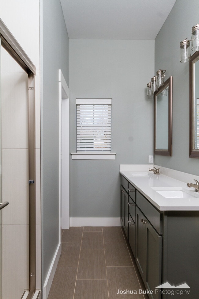 Building Photo - Pre-Leasing Modern Style Home Minutes from Campus and Downtown Fayetteville