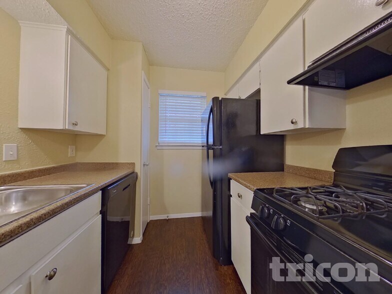 Building Photo - 1404 E Park Dr