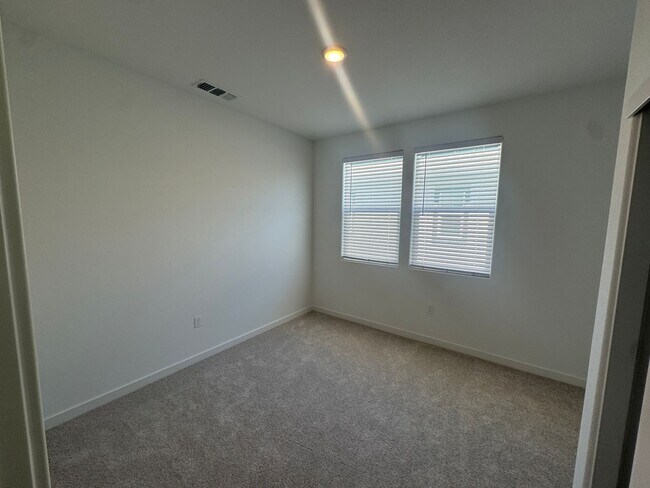 Building Photo - New Harvest Glen home