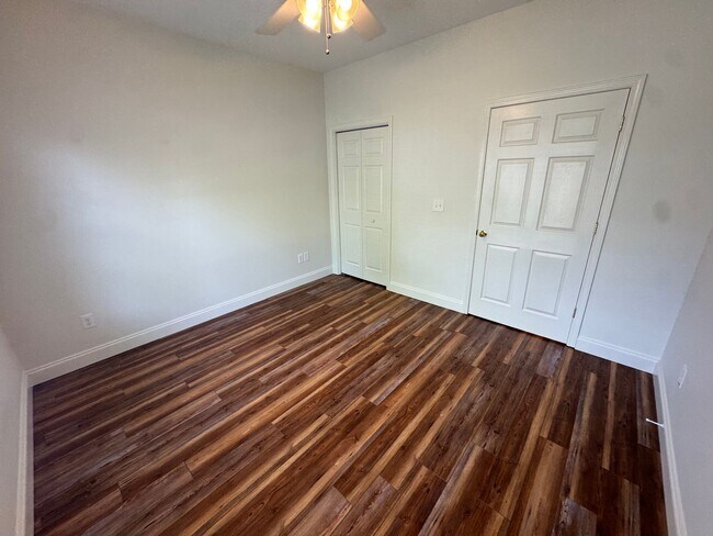 Building Photo - Experience Modern Main-Level Living in a Private Oak Ridge Community