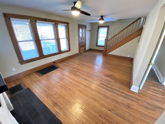 Building Photo - 3 Bedroom House - Grandview Area