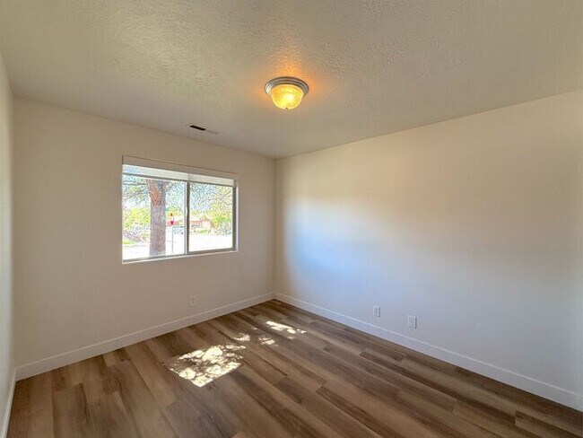 Building Photo - 3 bed, 2 bath home with 2 car garage