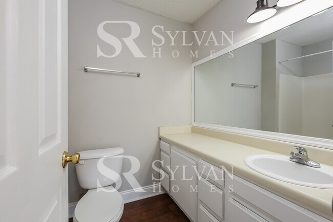 Building Photo - Charming 3BR 2.5BA Townhome Ready for Move...