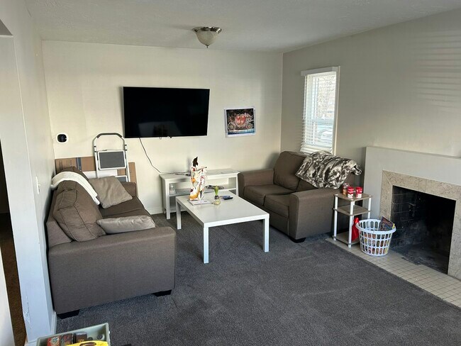 Building Photo - 570 E 500 N