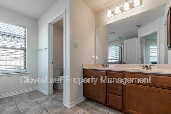 Building Photo - 308 Rustic Springs