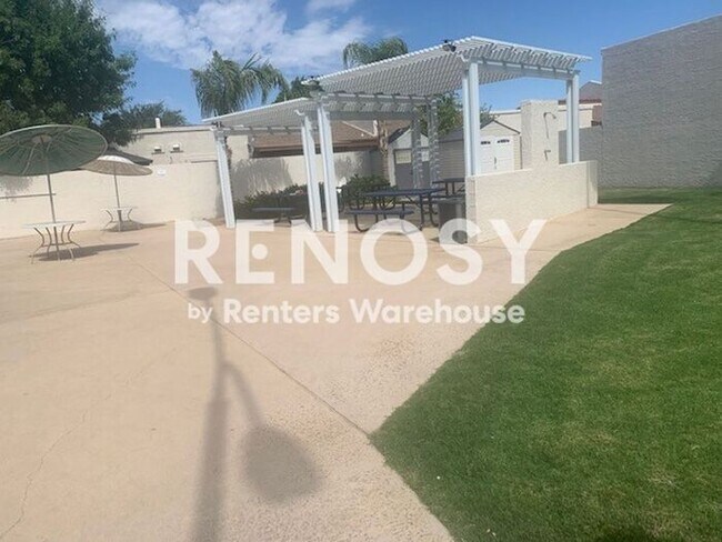 Building Photo - Ideal 2 BD/2 BA/2 CG Townhome with Community Pool Near Olive & 67th in Peoria!