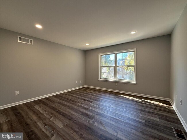 Building Photo - 404 Dylan Dr
