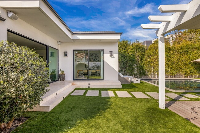 Building Photo - 6277 Del Valle Dr