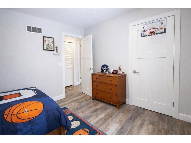 Building Photo - 1042 E Circle Dr