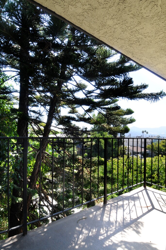 Building Photo - 519 E Providencia Ave