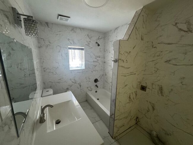 Building Photo - Charming 2 bedroom Casita with AC