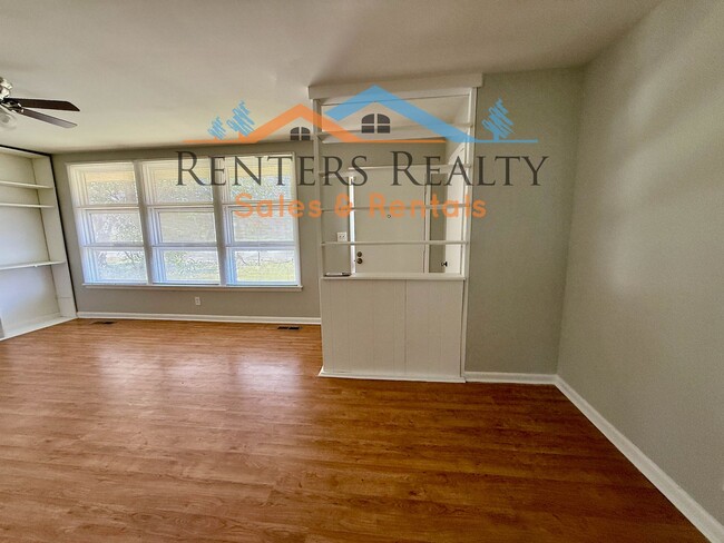 Building Photo - 3 bedroom house with Fenced Yard