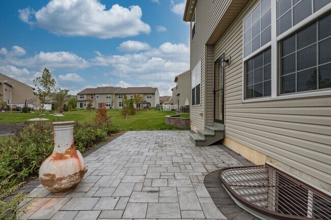 Building Photo - 3 bedroom Townhouse