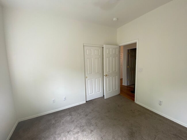 Building Photo - 3 Bedroom home in quiet neighborhood