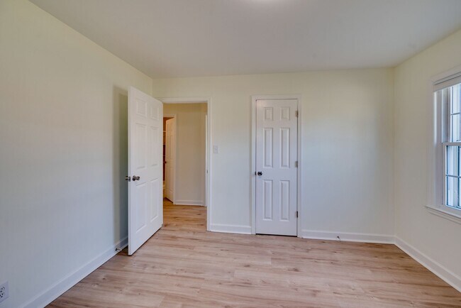 Building Photo - 534 Wanda Dr