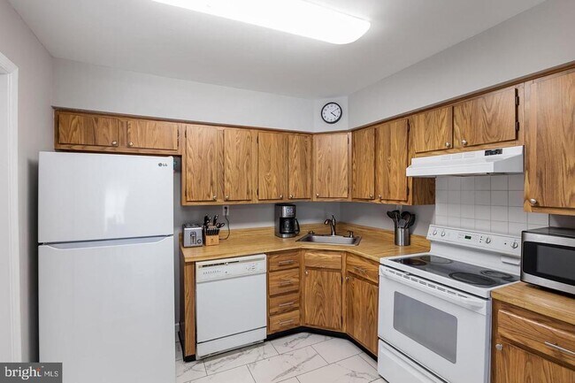 Building Photo - 23A W Bluebell Ln