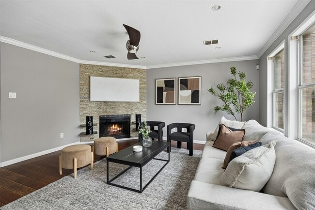 Building Photo - 320 S Mesa Verde Way