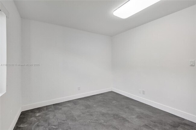 Building Photo - 5980 SW 40th Ave