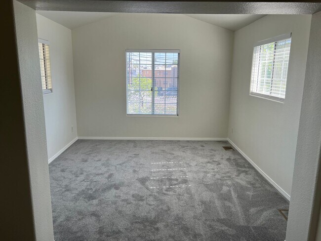Building Photo - Las Vegas Country Club. Modernized and Upg...