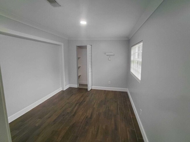 Building Photo - 785 Balfrey Dr S