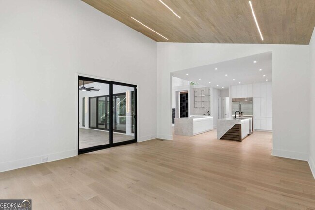 Building Photo - 1000 Clementstone Dr NE