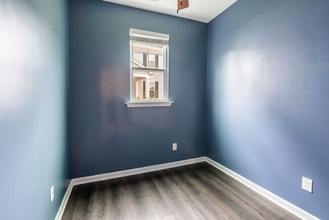 Building Photo - Beautiful 3 bed, 2.5 bath with garage and ...