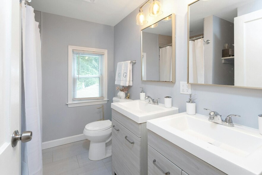 2nd floor full bathroom - 152 Loftus Cir