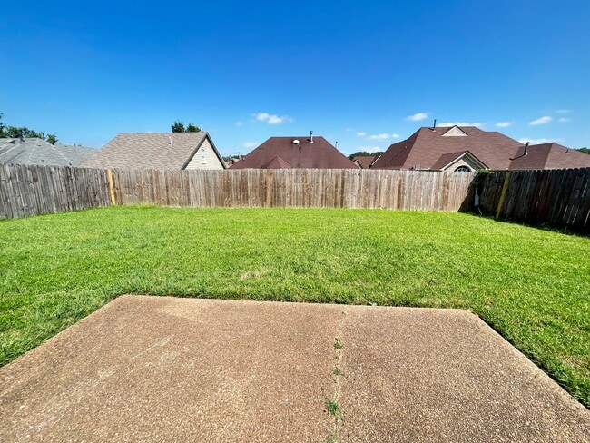 Building Photo - Cozy home in The Commons neighborhood offering split bedroom floor plan! Back yard is fully fence...