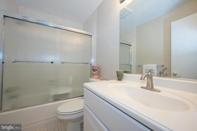 Building Photo - 1750 Oakwood Terrace