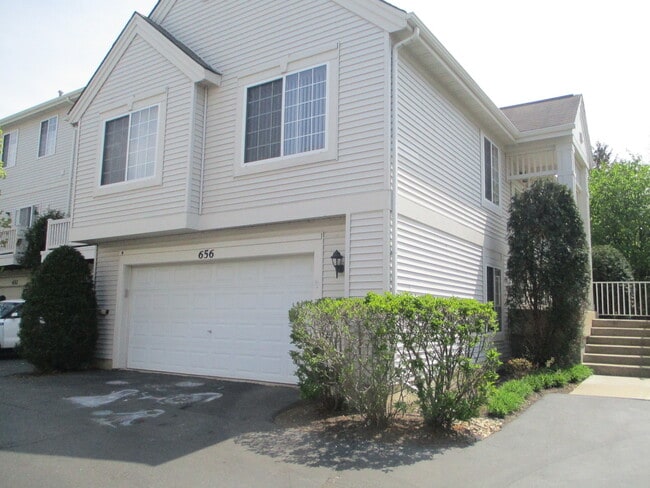 Building Photo - 656 S Rosehall Ln