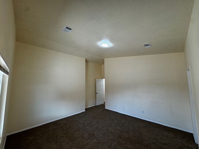 Building Photo - Spacious & Immaculate 3-Bed / 2-Bath Home