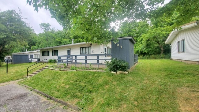 Building Photo - Finleyville 3 Bedroom 1.5 Bath Ranch $1,50...