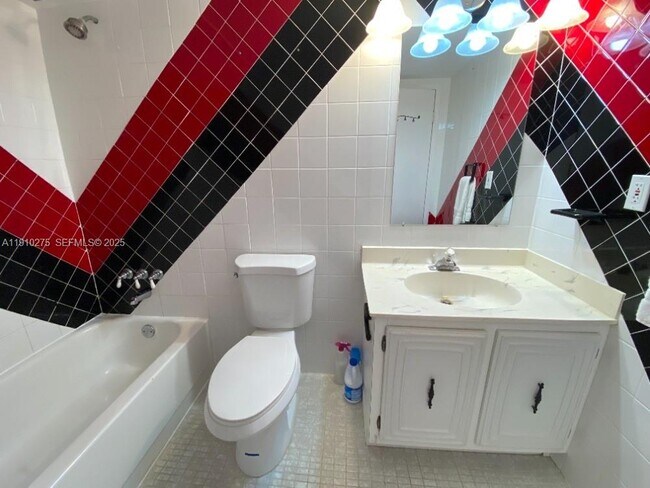 Building Photo - 800 Parkview Dr