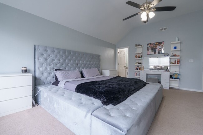Building Photo - MOVE IN READY 3 Bedroom in the Heart of No...