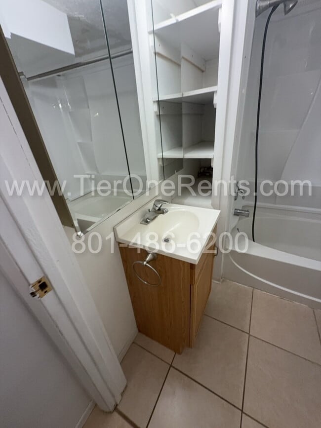 Building Photo - No deposit option available for qualified renter with Obligo!