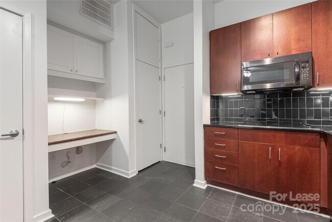 Building Photo - 2125 Southend Dr