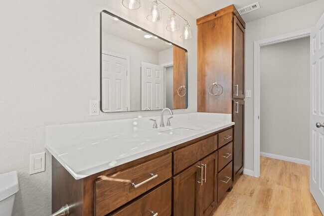 Building Photo - 3 Bed, 2 Bath Duplex (3rd bed is detached)