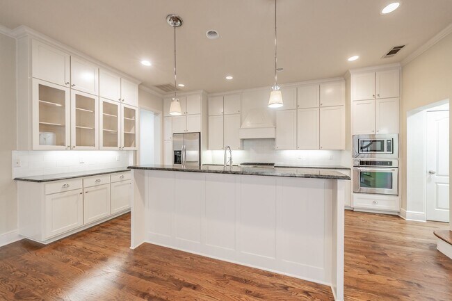 Building Photo - Beautiful Monticello Town Home!!!