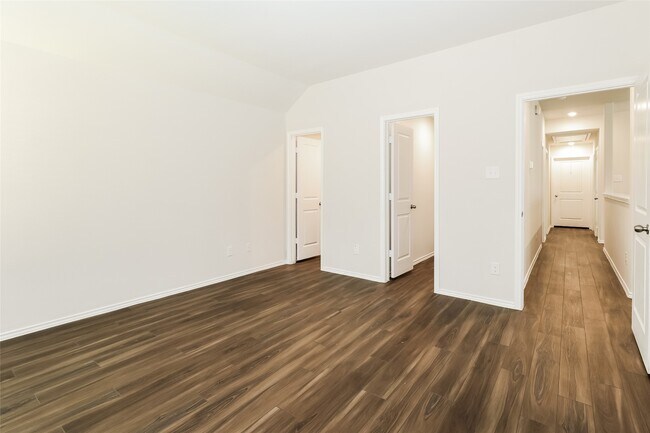 Building Photo - 2157 Middle Rdg Dr