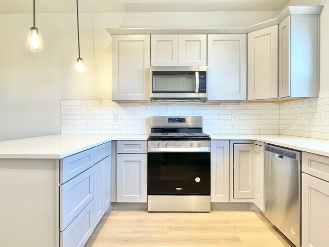 Building Photo - Beautiful Poolside Townhome at Mountain Ridge!