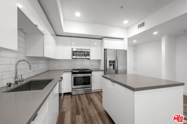 Building Photo - 1215 S Bedford St