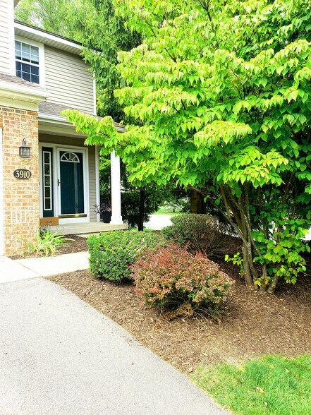 Building Photo - 3910 Old Elm Dr SE