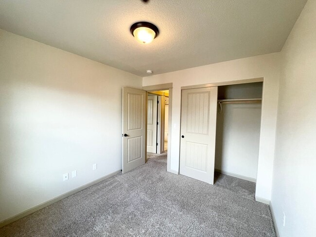 Building Photo - 4 Bedroom Home near Orenco Station!!