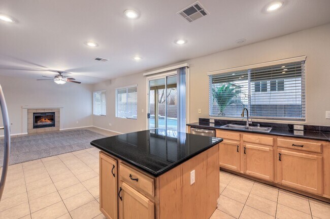 Building Photo - Gorgeous 6Bed/5Bath/4Car, 2-Story Home located in the Mountains Edge