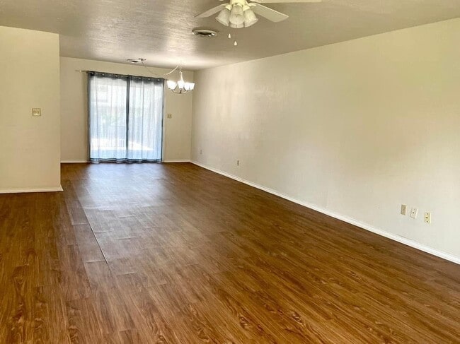 Building Photo - 1432 S Stoneridge Manor