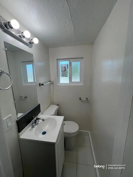 Building Photo - 1110 W 92nd St