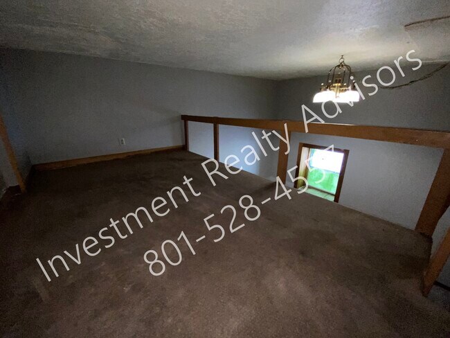 Building Photo - 222 W Broadway-N