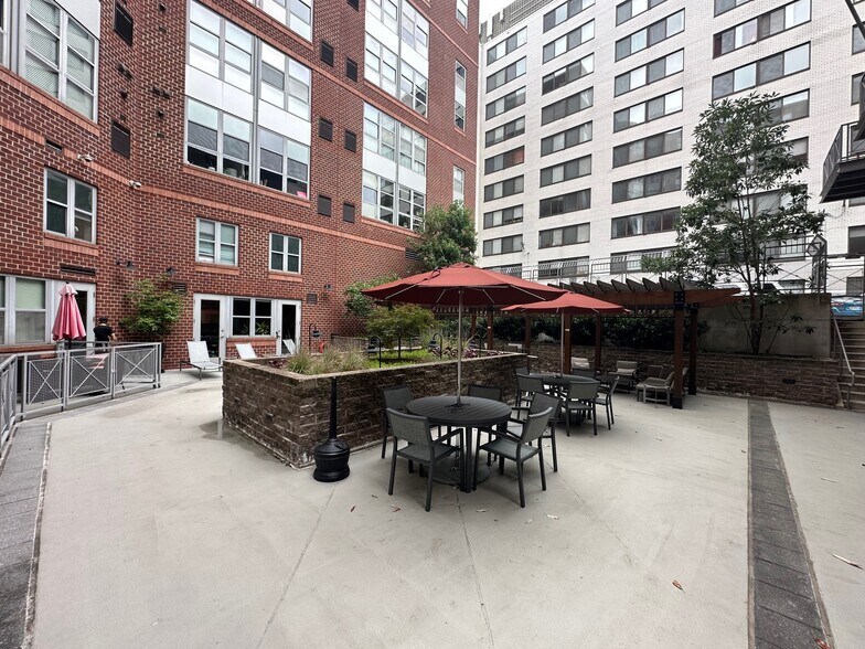 Building Photo - 1300 N St NW