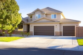 Building Photo - Darling home in desirable Little Valley with a PRIVATE POOL!