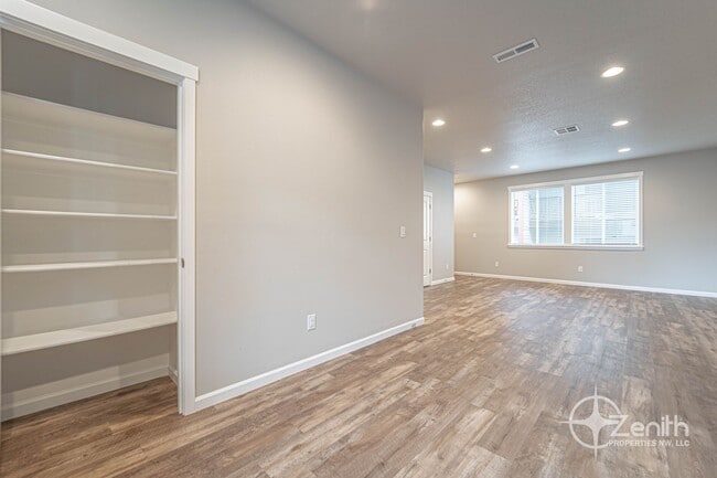 Building Photo - 3 Bedroom Mt. Vista Townhouse! Modern Fini...